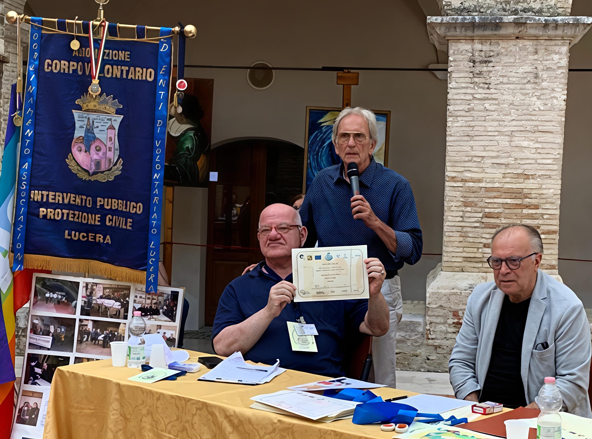Giacomo De Troia premiato dal Corpo Volontari di Lucera durante una cerimonia